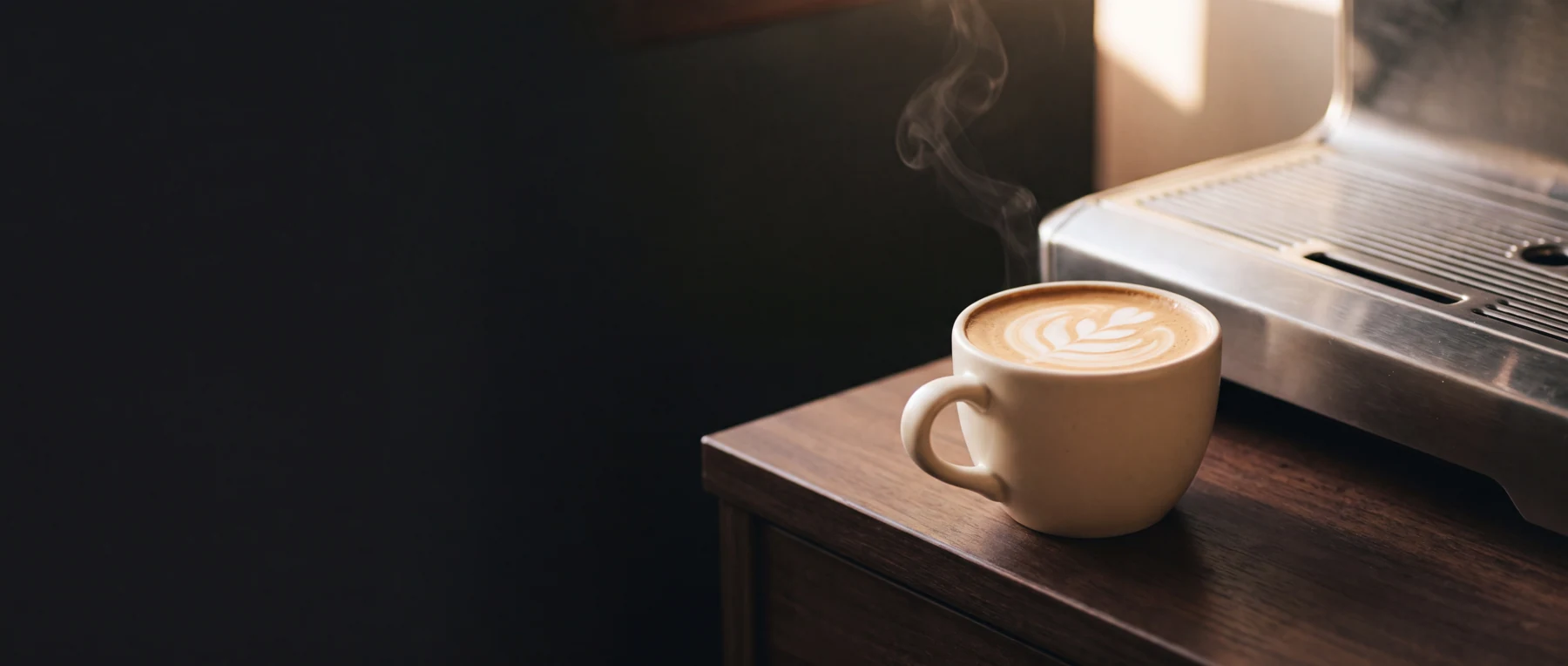 Illustrative Kaffeeszene: Cappuccino im Morgenlicht neben einer Espressomaschine Illustrative Kaffeeszene: Cappuccino im Morgenlicht neben einer Espressomaschine